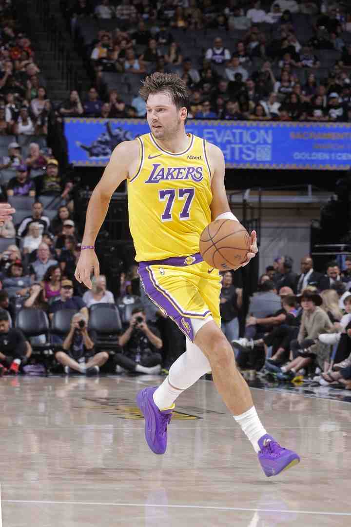 Logo三分太猛了！东契奇上半场10中5砍17分2板2助1断 5失误太多